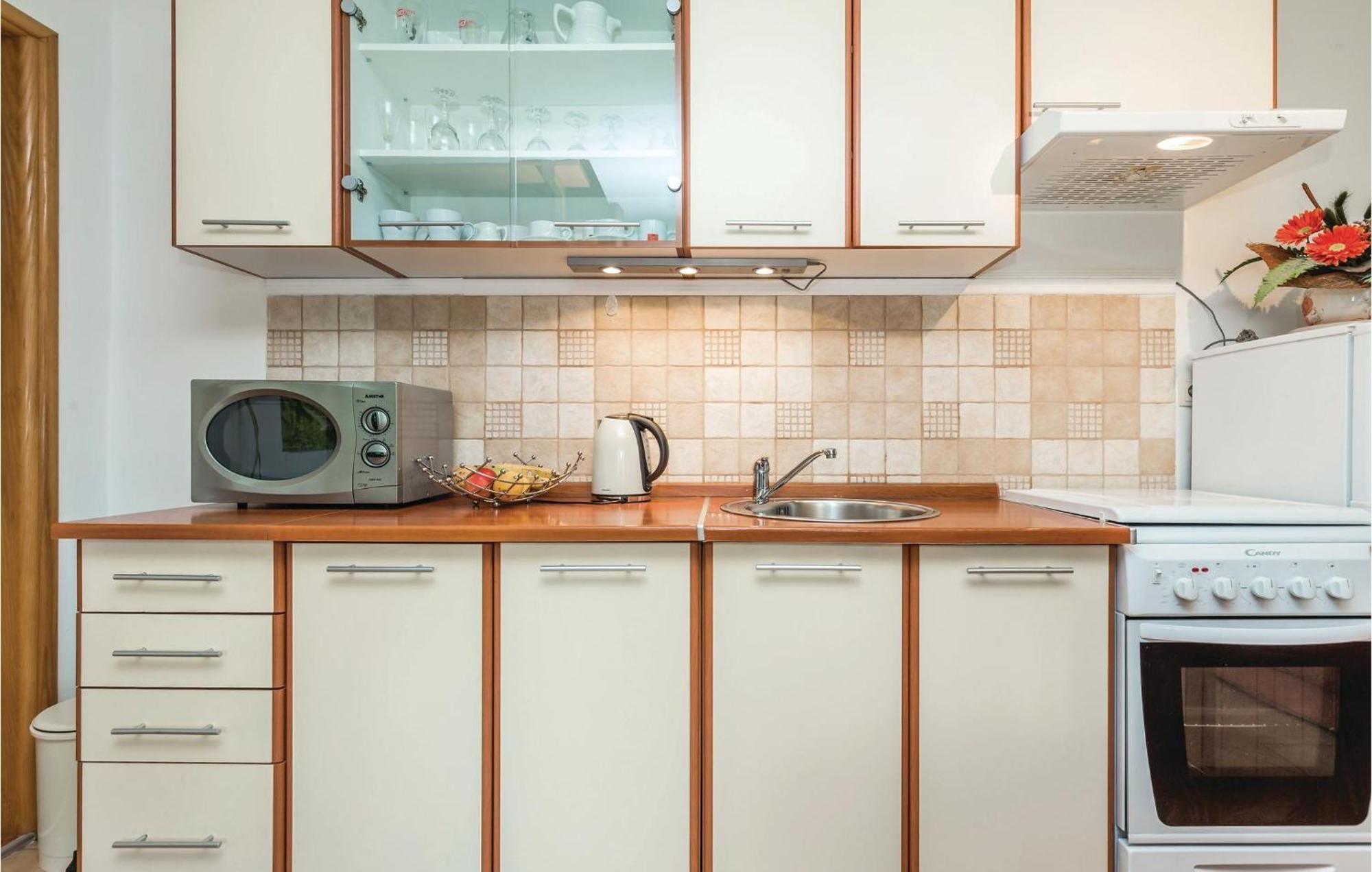 2 Bedroom Cozy Home In Licko Lesce Ngoại thất bức ảnh