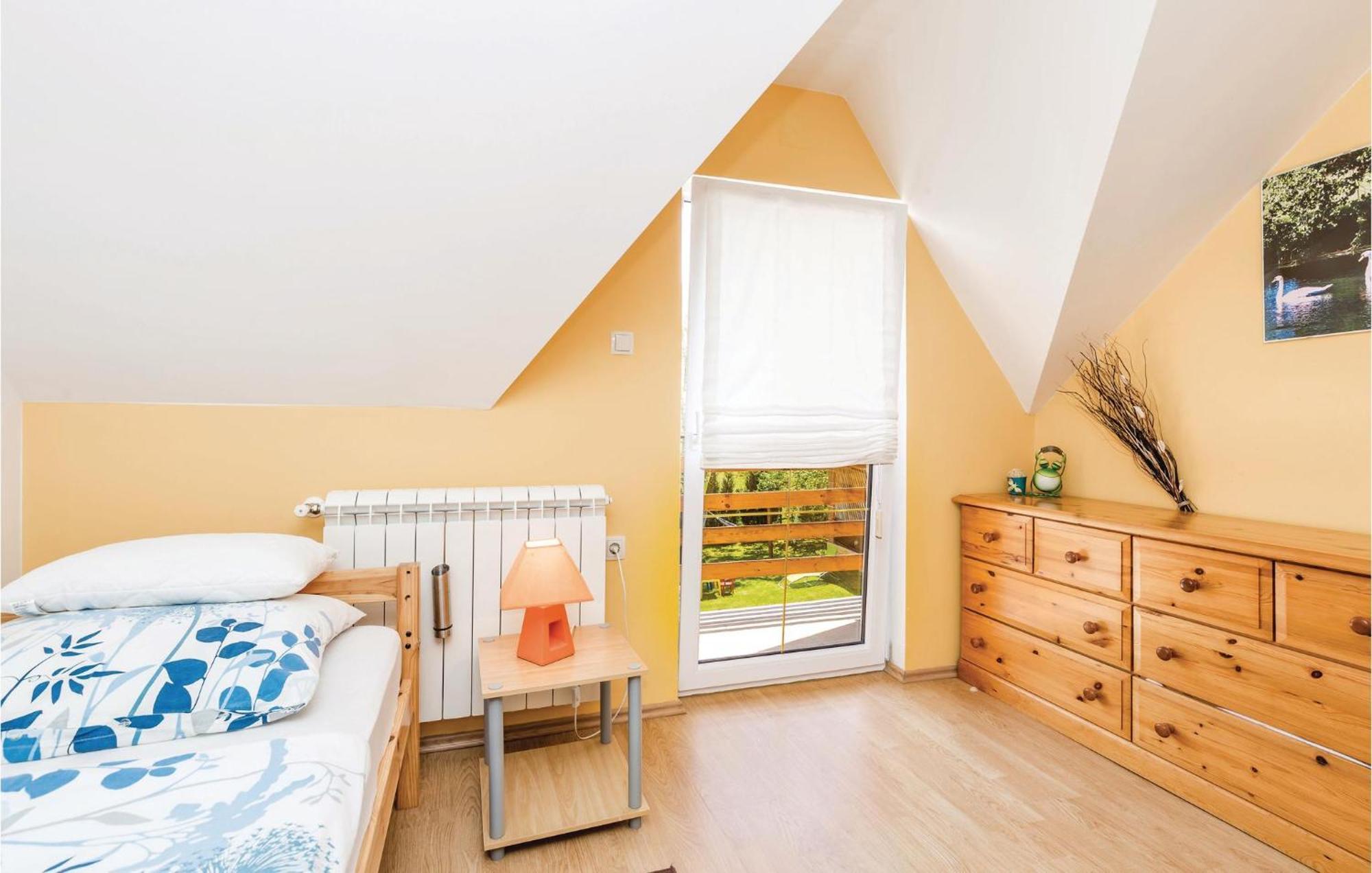 2 Bedroom Cozy Home In Licko Lesce Ngoại thất bức ảnh