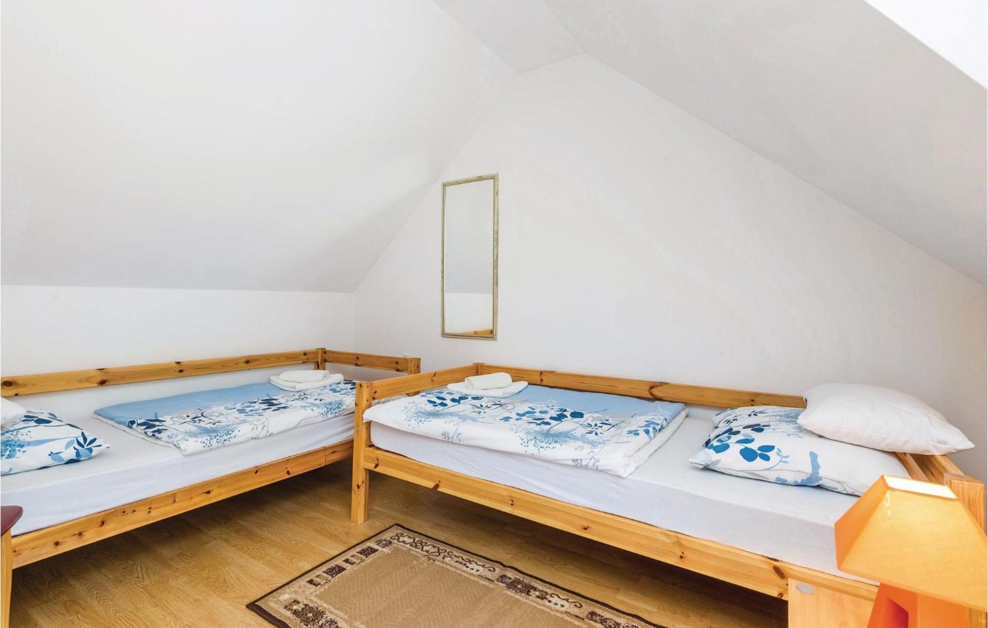 2 Bedroom Cozy Home In Licko Lesce Ngoại thất bức ảnh