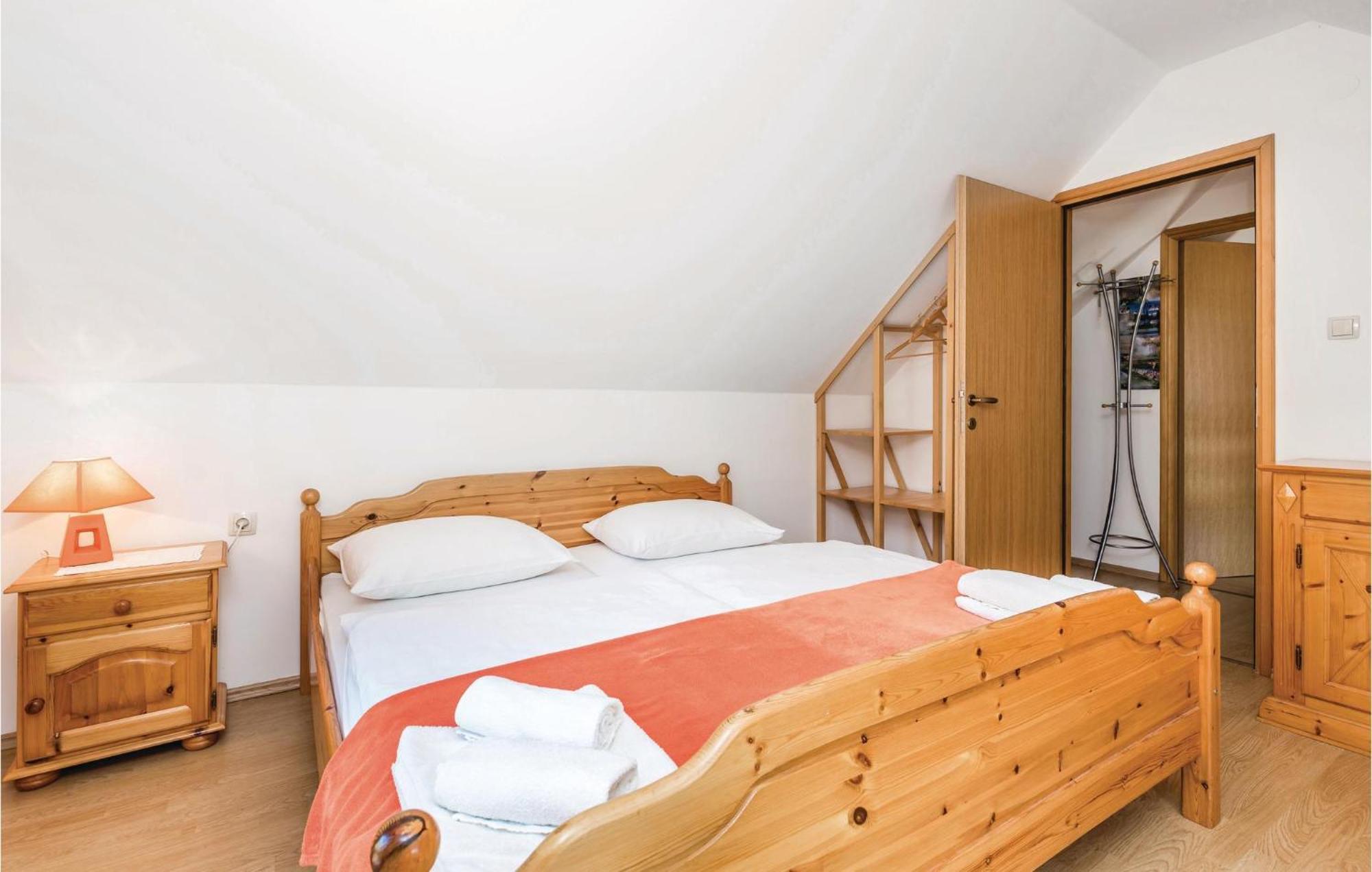 2 Bedroom Cozy Home In Licko Lesce Ngoại thất bức ảnh