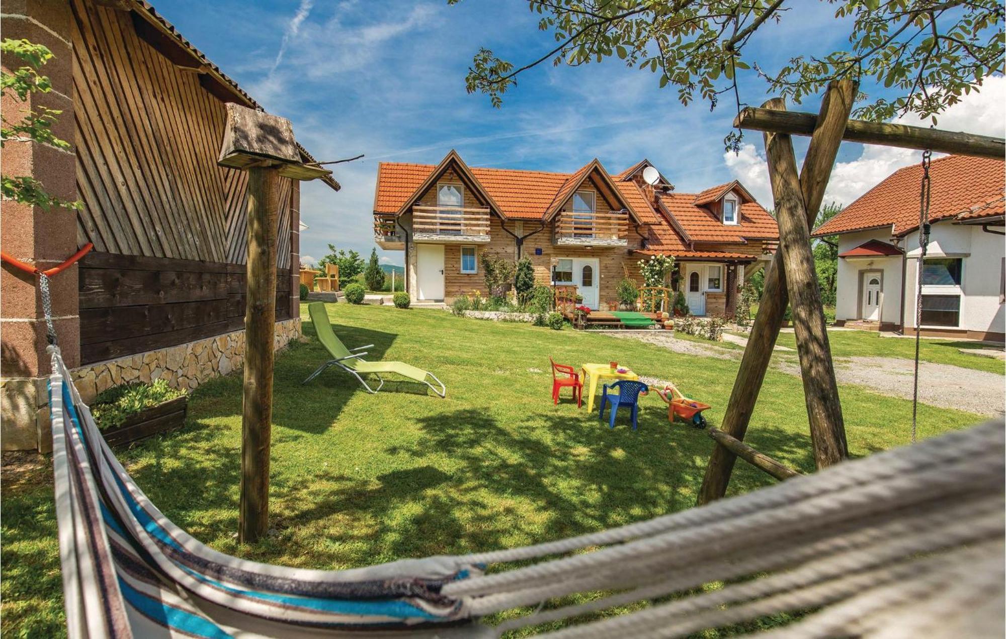 2 Bedroom Cozy Home In Licko Lesce Ngoại thất bức ảnh