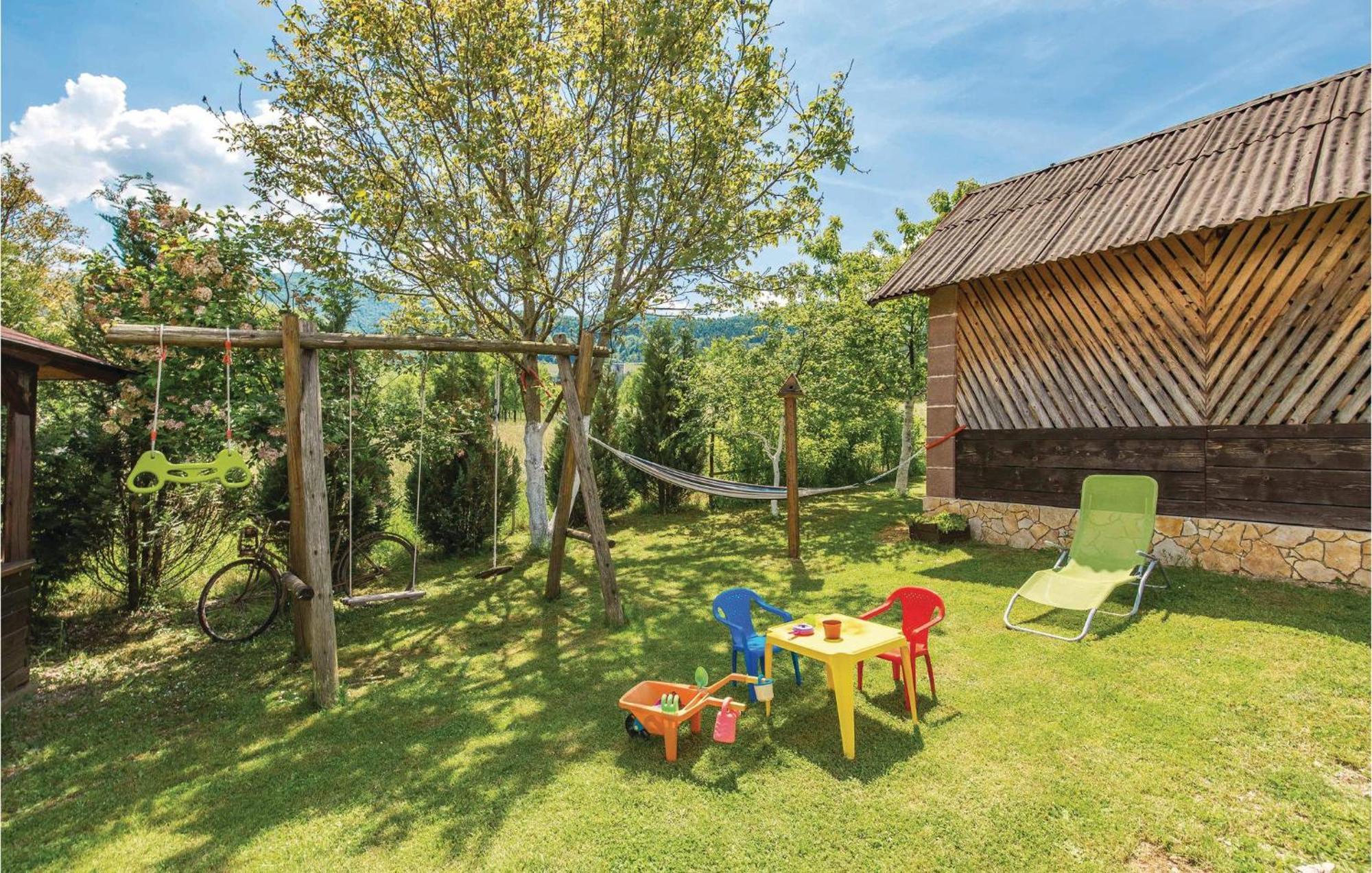 2 Bedroom Cozy Home In Licko Lesce Ngoại thất bức ảnh