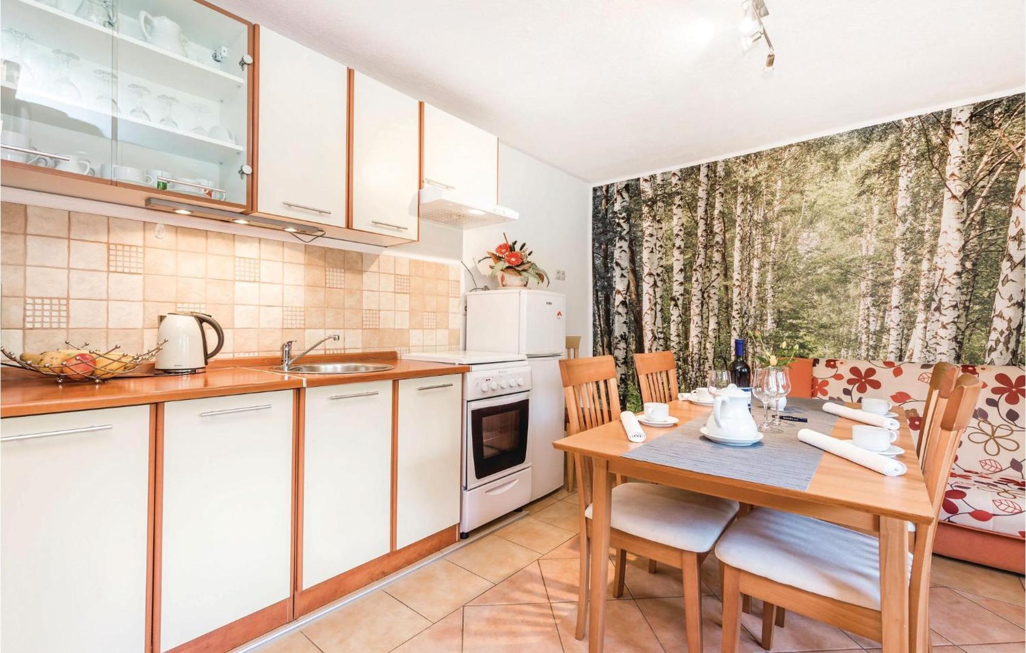 2 Bedroom Cozy Home In Licko Lesce Ngoại thất bức ảnh