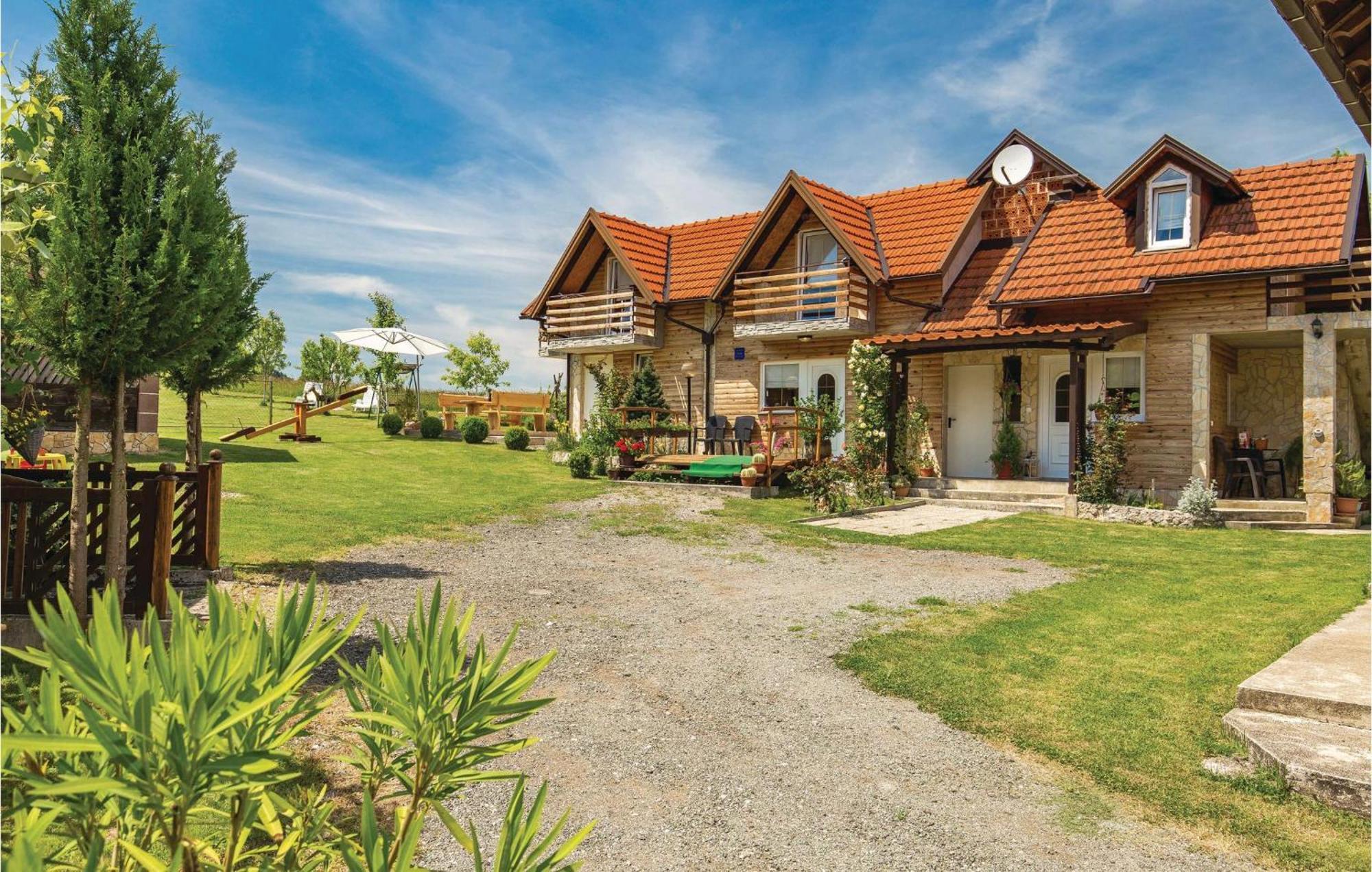 2 Bedroom Cozy Home In Licko Lesce Ngoại thất bức ảnh