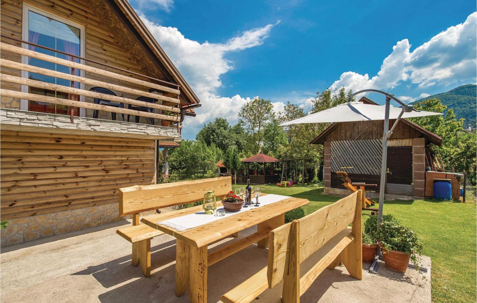 2 Bedroom Cozy Home In Licko Lesce Ngoại thất bức ảnh