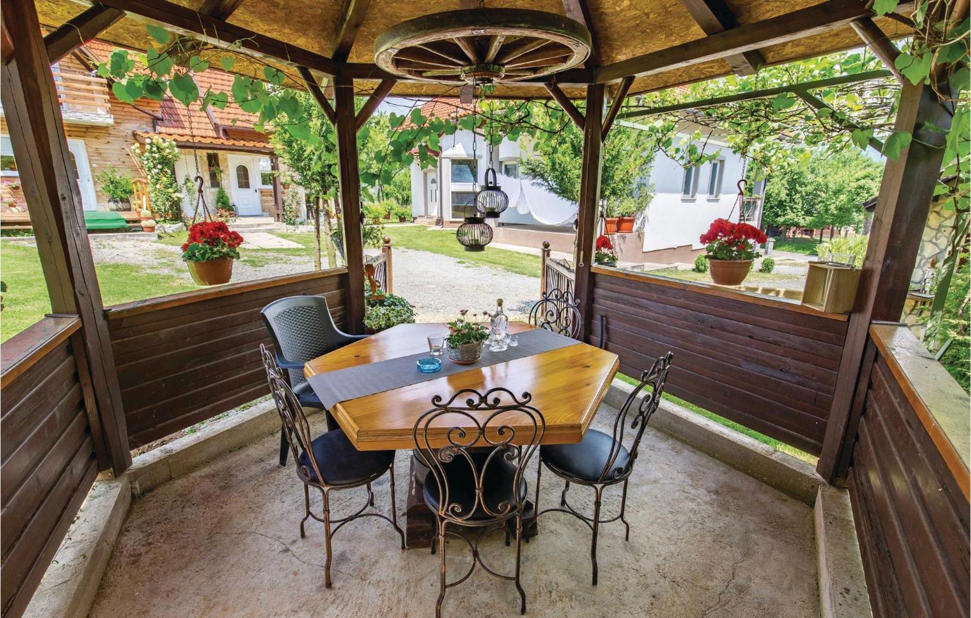 2 Bedroom Cozy Home In Licko Lesce Ngoại thất bức ảnh